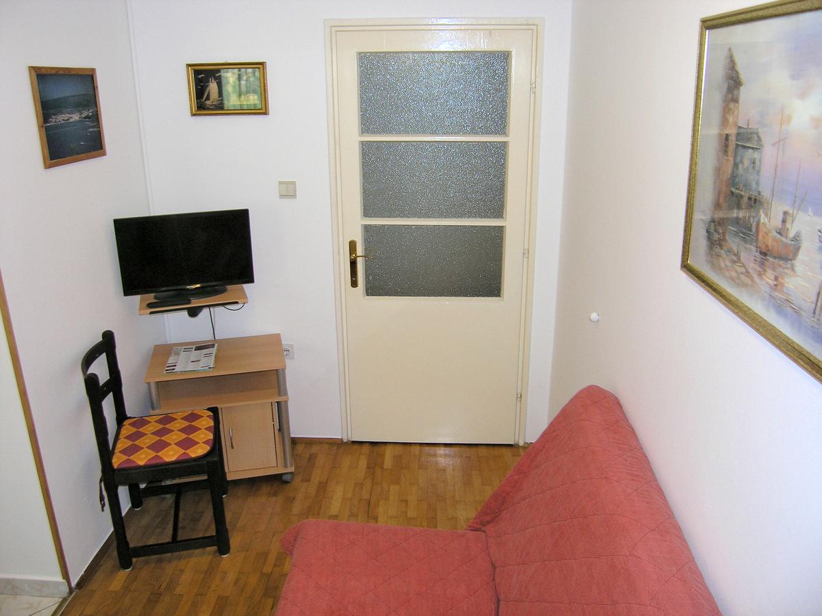 Apartmani Iskra クルク エクステリア 写真